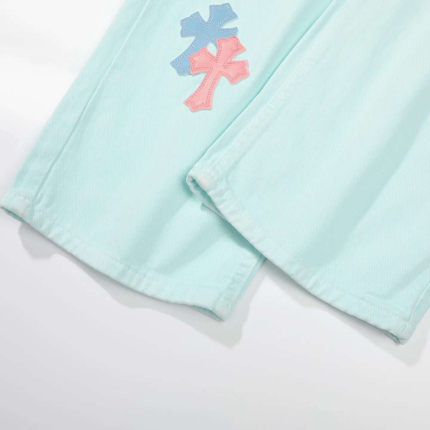 P260 Chrome Hearts light blue blue trousers, pink and blue patchwork leather couple's best friend jeans. CH jeans need to be washed and then disassembled and hand-stitched with sheepskin cross leather and then spliced ​​together. The whole piece has too many craftsmanship to explain. The patches are decorated with cross flowers, and the high-waisted washed jeans! ! Absolutely high-end luxury products, god-level single products and super popular products, made with top heavy industry, a must-see magic weapon. Customized hardware. The fabric is thick and soft after washing. It has good breathability. Customized small leather label. Unique design. The details are simple and elegant, and the workmanship is exquisite. The entire trousers are neatly routed and the details are in place! It’s so cool that both men and women can easily control the genderless trend! Color: Picture color Size: 28 30 32 34 36